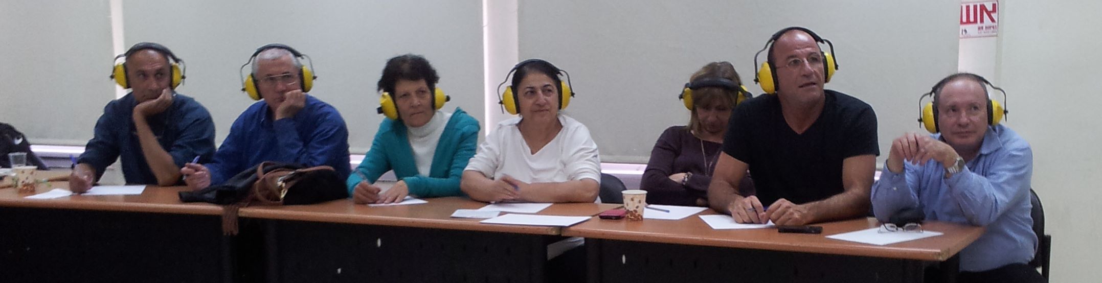 מנסים להבין הוראות תוך כשהשמיעה מוגבלת